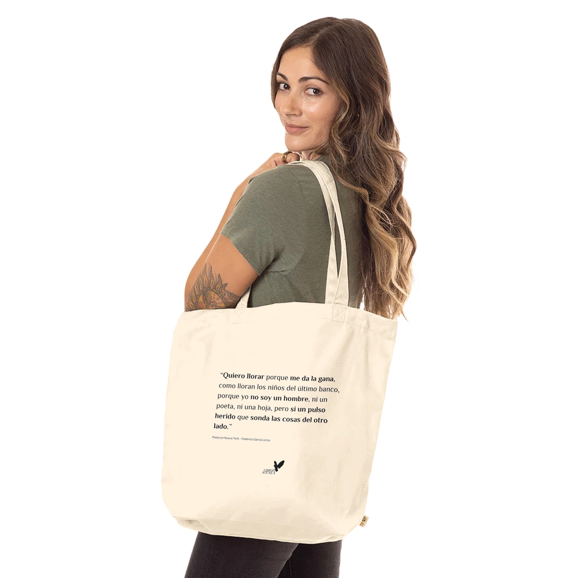 Descubre nuestra tote bag con una cita emblemática de Federico García Lorca. Ideal para llevar tus libros y mostrar tu amor por la literatura. ¡Compra ahora y destaca con estilo!