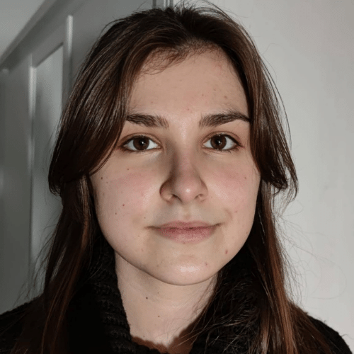 Ariadna Schmah Benet  ▷ Artista gráfica y editora junior de la editorial Libros Con Atenea